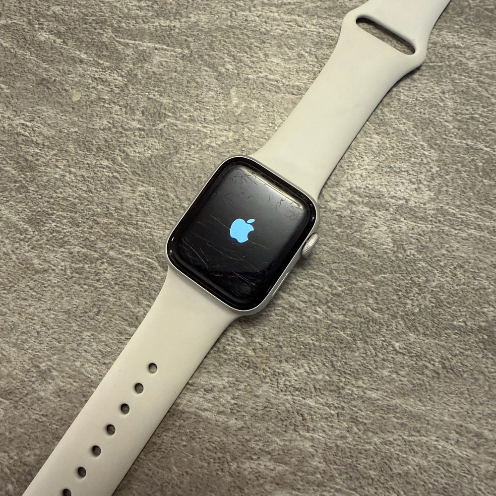 Apple Watch SE - Picture 2 of 2